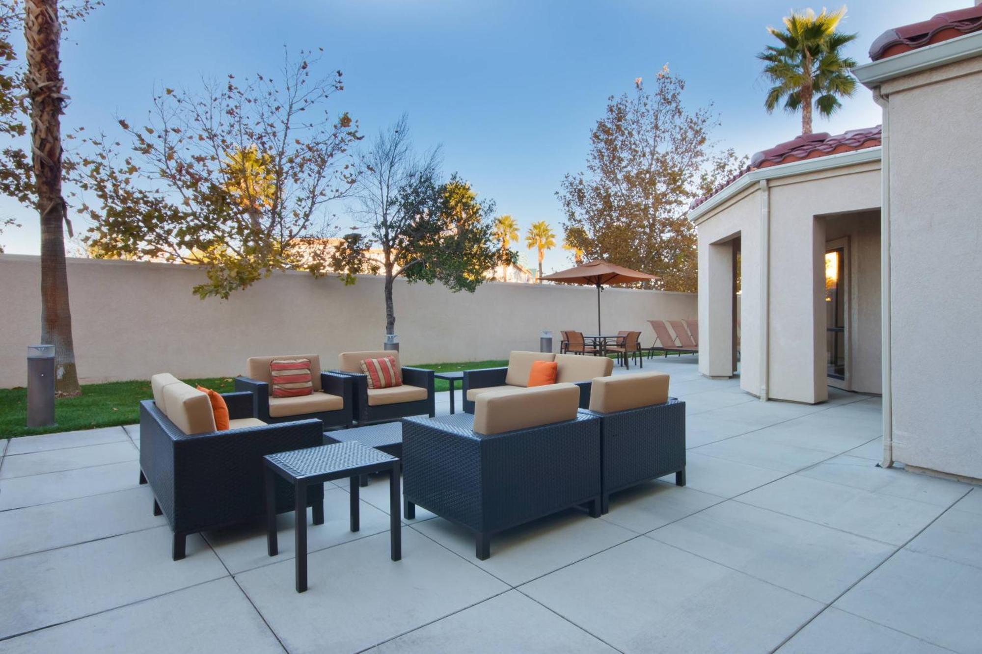 Courtyard By Marriott Palmdale Hotell Exteriör bild